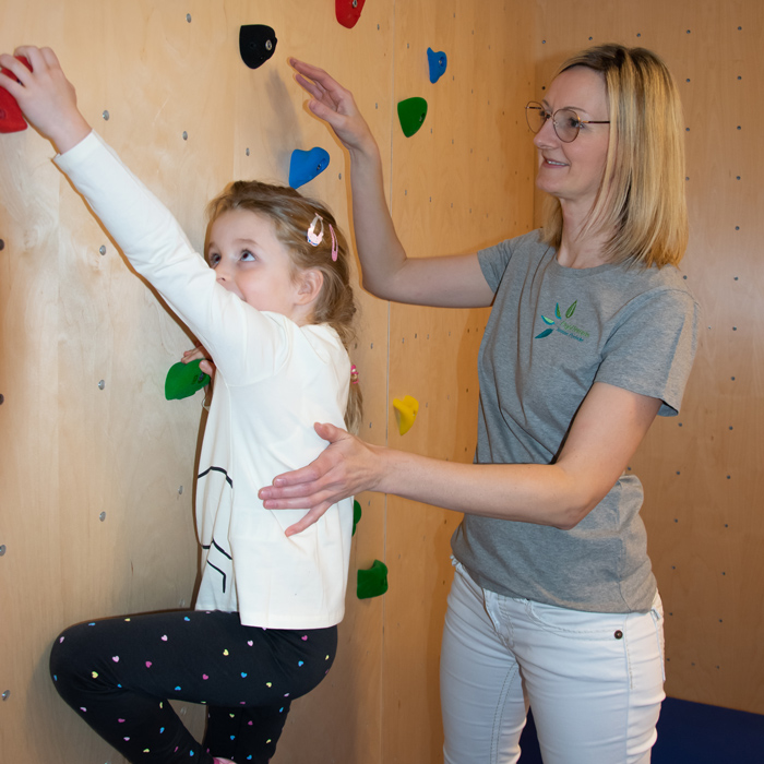 ergotherapie-klettertherapie-eferding-grieskirchen-thielicke-ivonne-klettern-kletterwand-ergotherapie-kinder